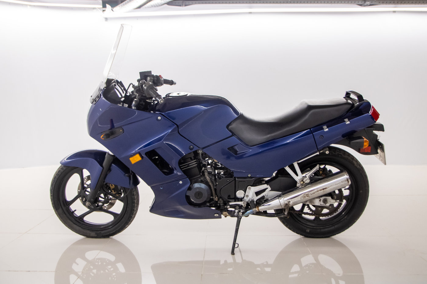 Kawasaki zzr 250. Кавасаки ЗЗР 250. Кавасаки ZZR 250. Kawasaki zzr250 серый.